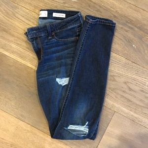 HOLLISTER DISTRESSED JEGGINGS
